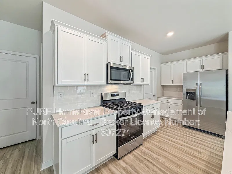 5 bed, 3.0 bath, 2376 sqft, $2,375 — Photo 4