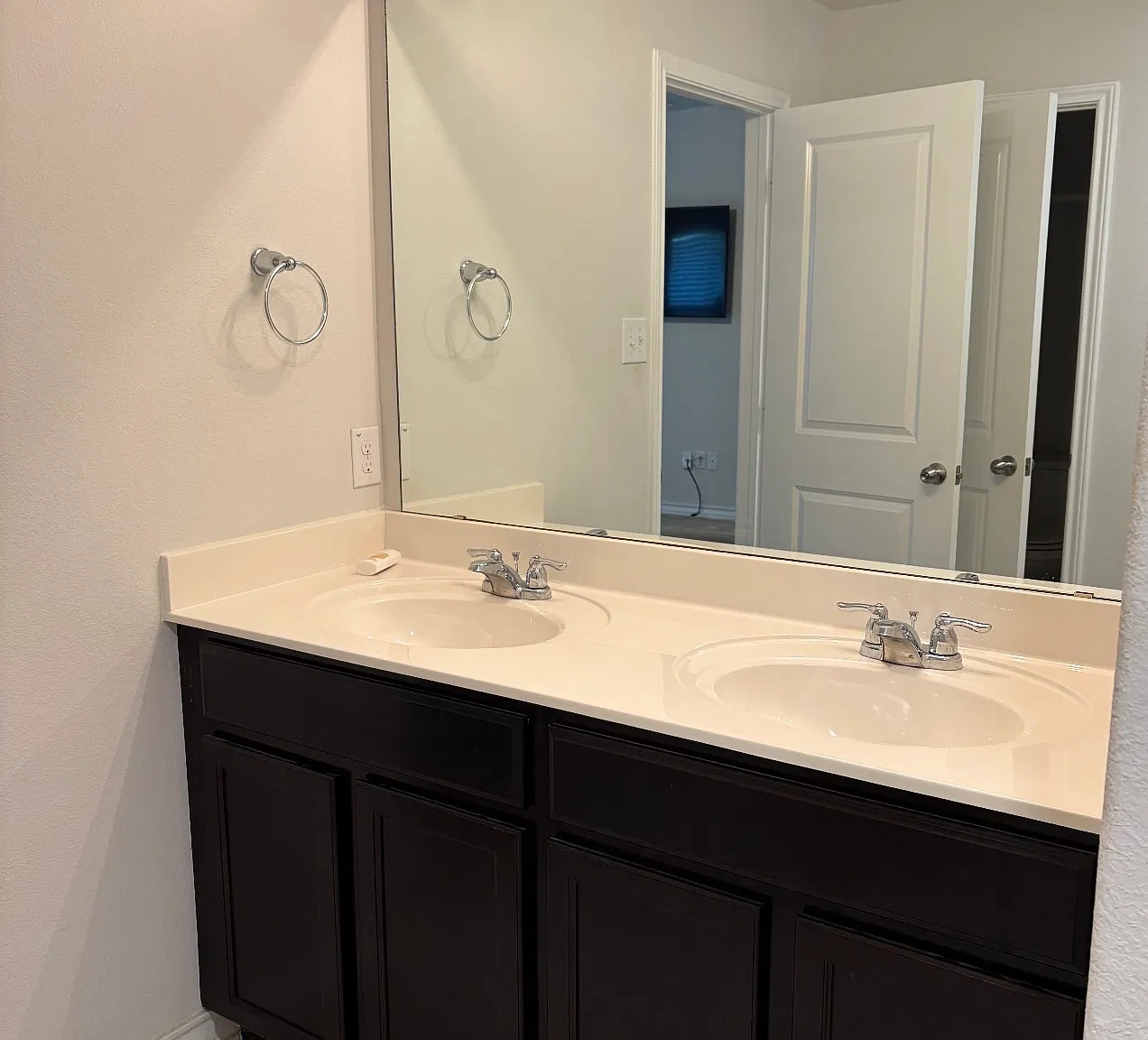 4 bed, 2.5 bath, 2323 sqft, $2,575 — Photo 3