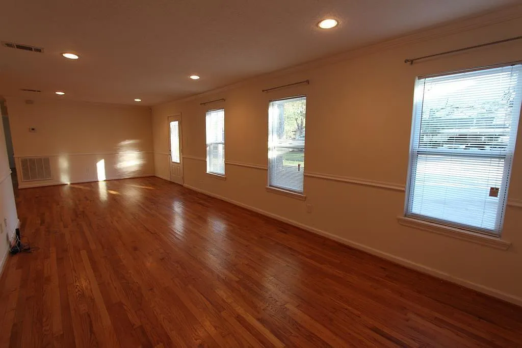 3 bed, 1.5 bath, 1760 sqft, $2,250 — Photo 3