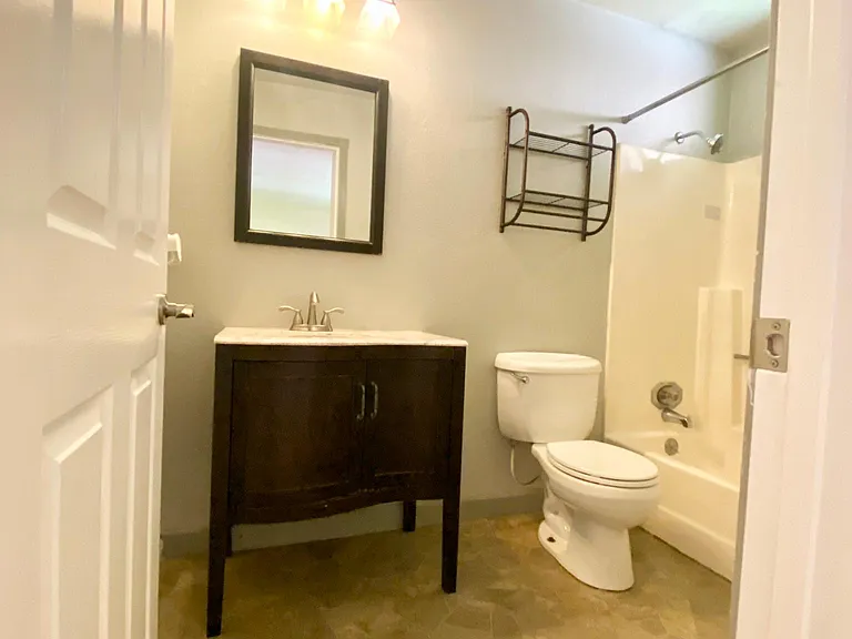 2214 Renwick Ln — Photo 5