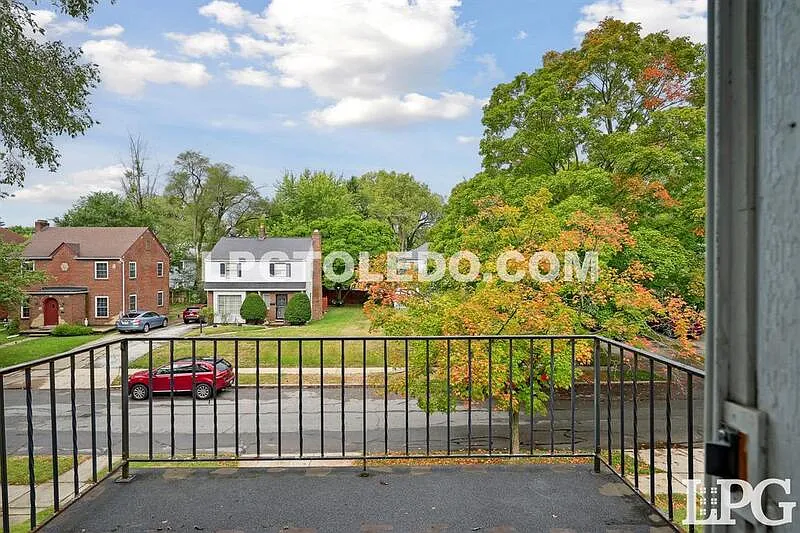 2 bed, 1.0 bath, 1042 sqft, $900 — Photo 4