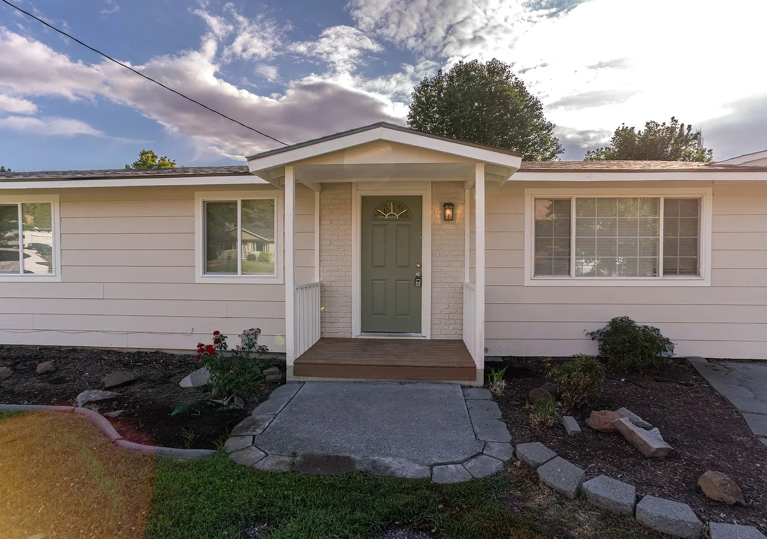 Charming 3-bedroom, 2-bathroom home — Photo 2