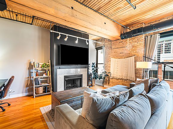 4th image of 411 W Ontario St APT 407