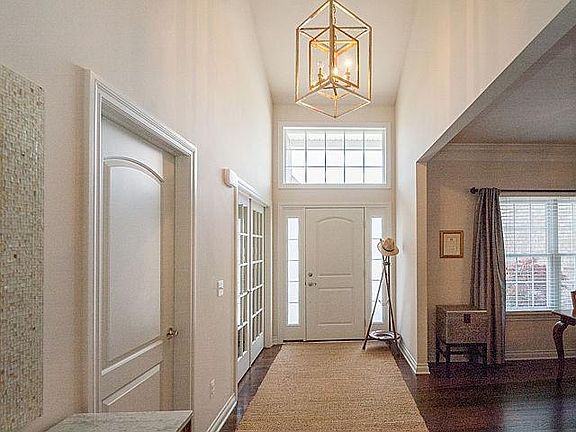 4th image of 755 W Castlebury Cir