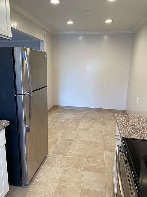 1st image of 560 Lincoln St #3ba906a16