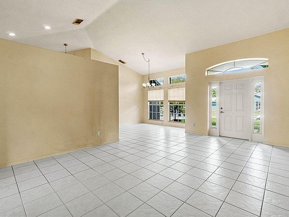 4th image of 1752 SW Lexington Drive