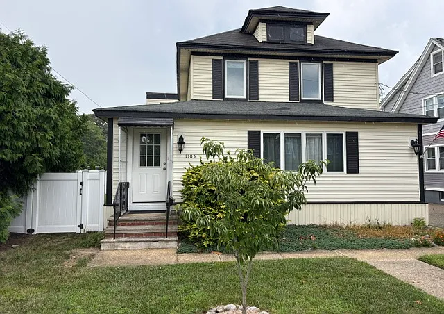 1105 Arnold Ave — Photo 1