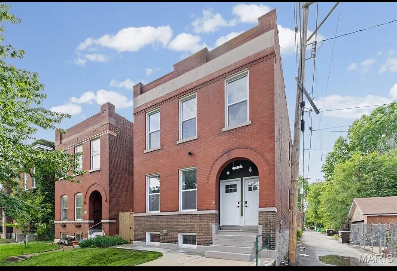 3 bed, 1127 sqft, $1,950 — Photo 1