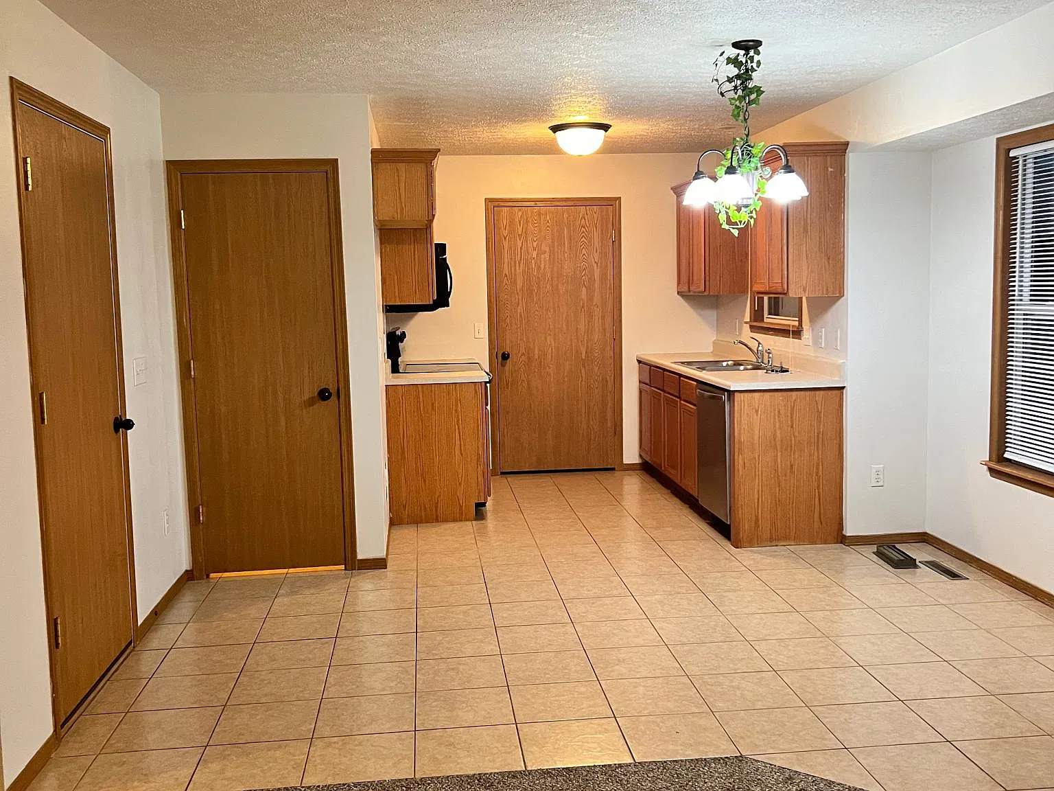 3 bed, 1247 sqft, $1,575 — Photo 3