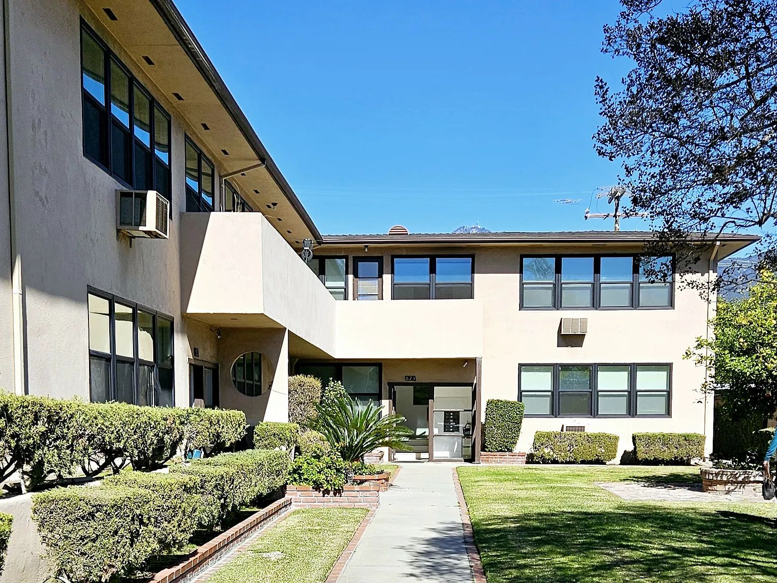 823 W Huntington Dr — Photo 2