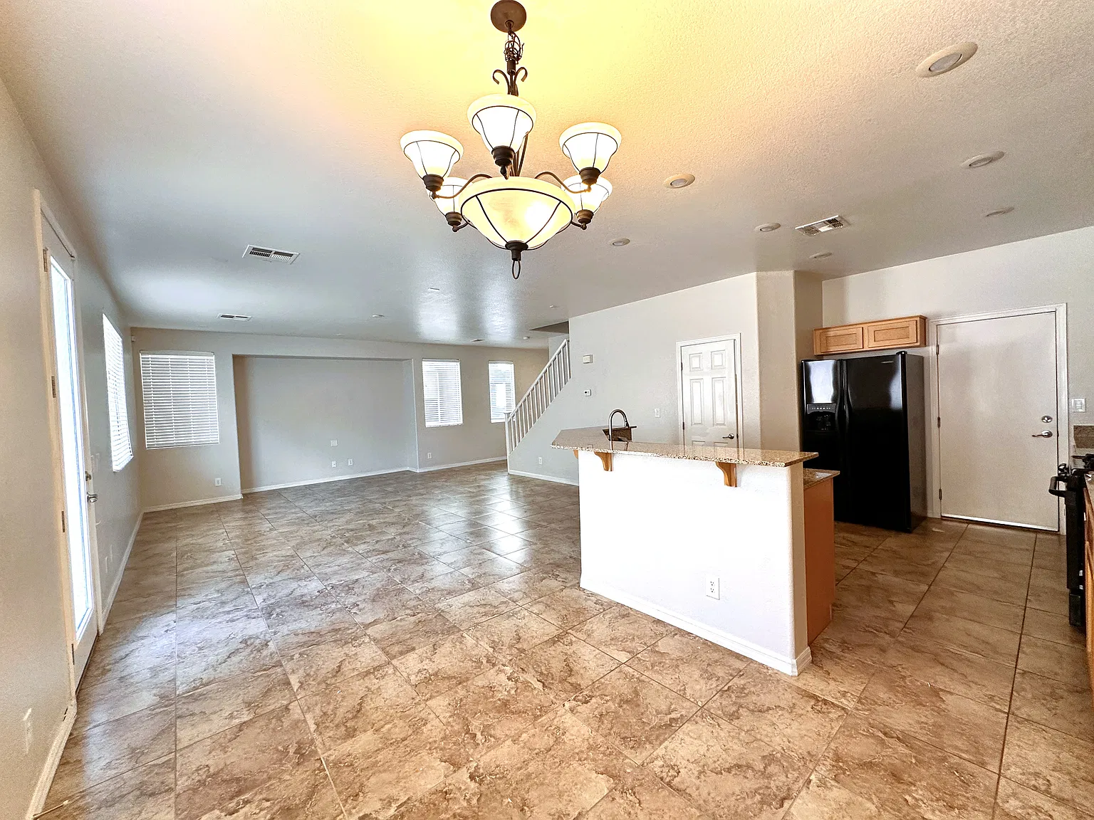 3 bed, 2021 sqft, $2,050 — Photo 3