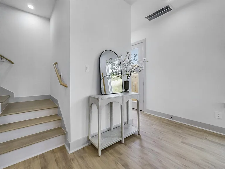2410 Vaughn St #E — Photo 7