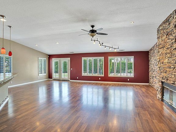 3rd image of 44750 Monticello Ave