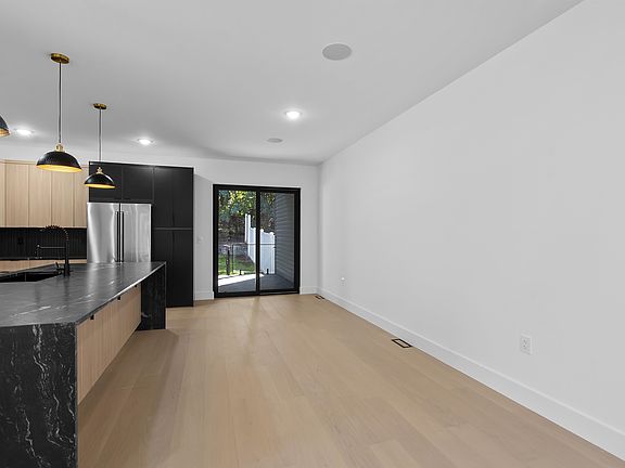 5th image of 704 Chestnut St #A