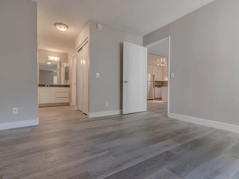 Shoreline Apartments — Photo 15