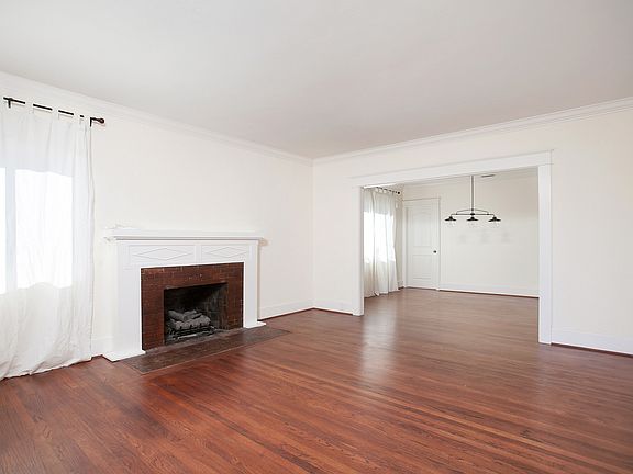 3rd image of 3768 Goldfinch St