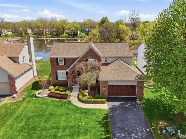 5480 Lancaster Ln, Commerce Township, MI 48382