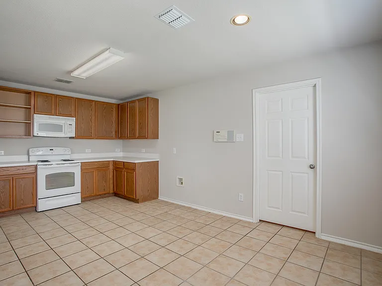 1145 Maplewood Ln — Photo 10