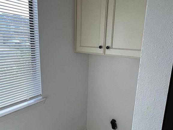 3rd image of 607 Virginia Oak Ct
