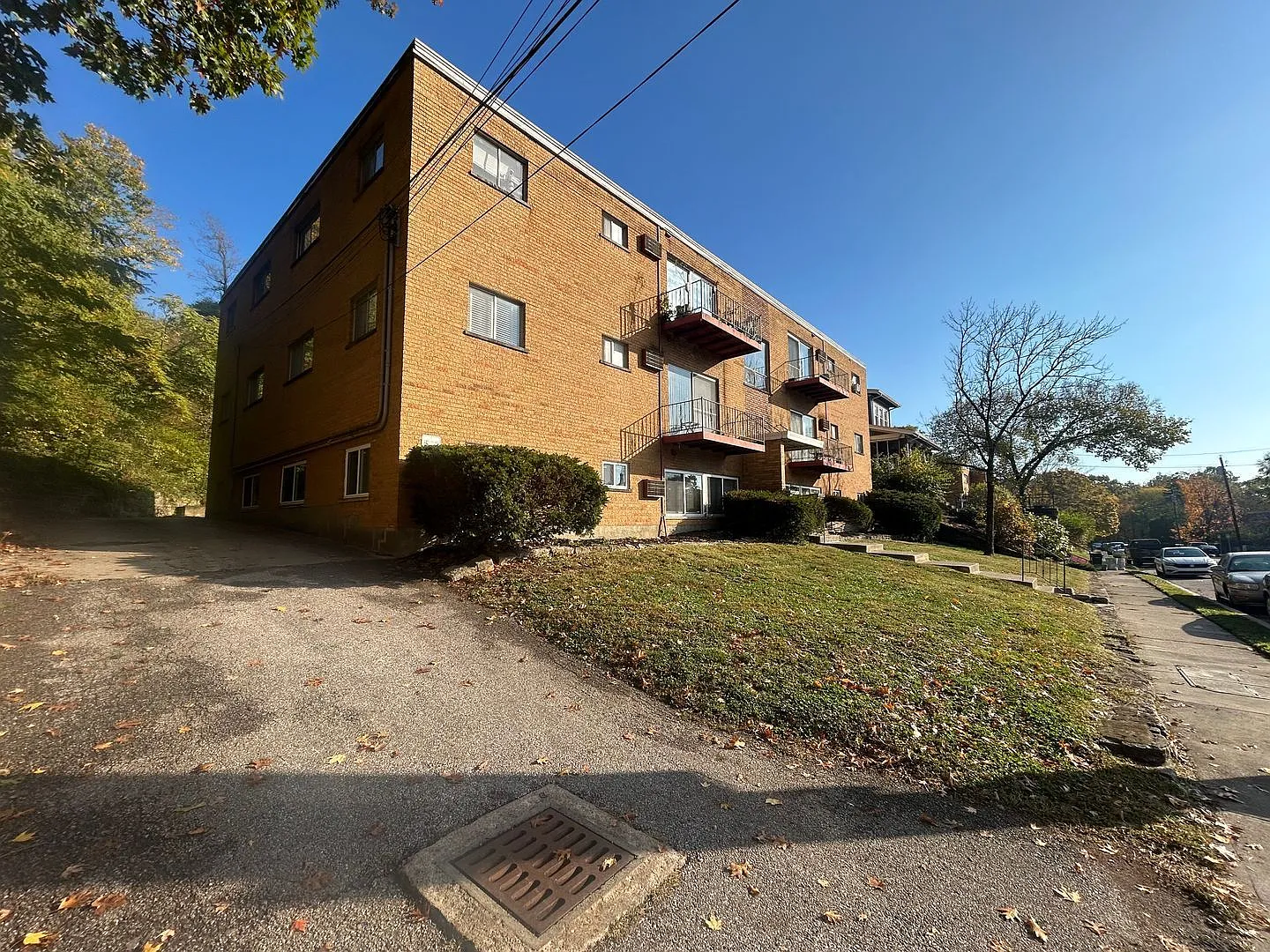 3 bed, 1.0 bath, 794 sqft, $1,320 — Photo 2