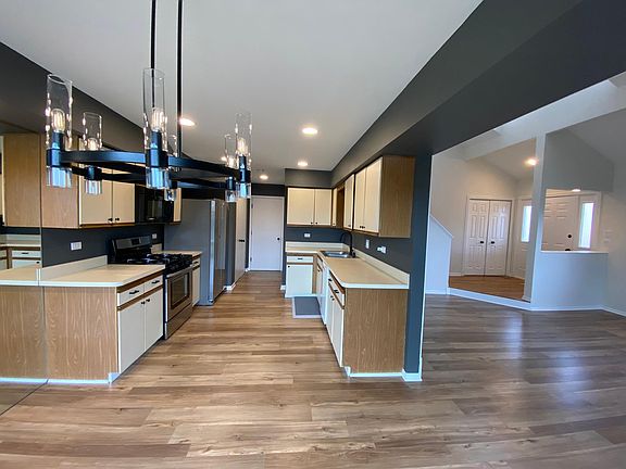 5th image of 15747 Chesterfield Ln