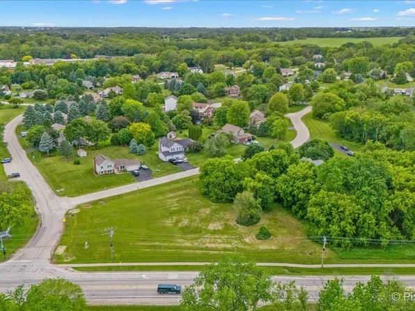 34 & 35 Cedar Creek Dr, McHenry, IL 60051