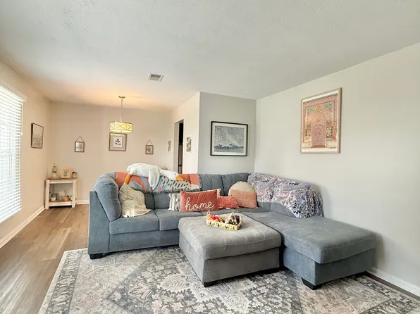 163 Lakeshore Dr, Lexington, KY