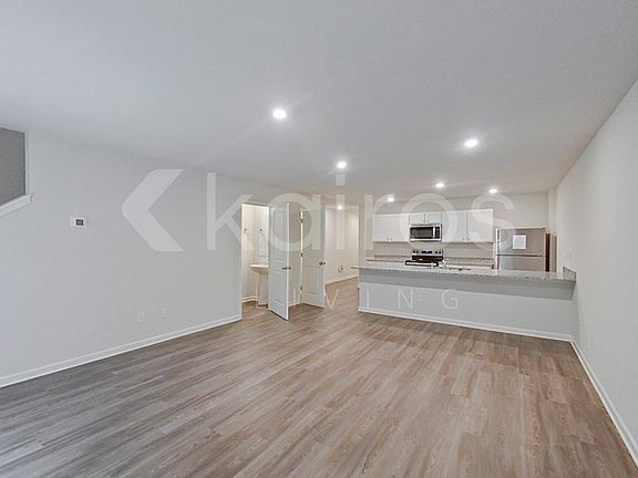 4th image of 372 Ironwood Ct