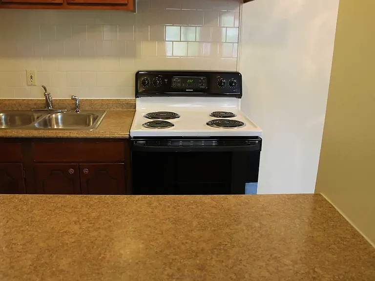Knickerbocker Apartments — Photo 6