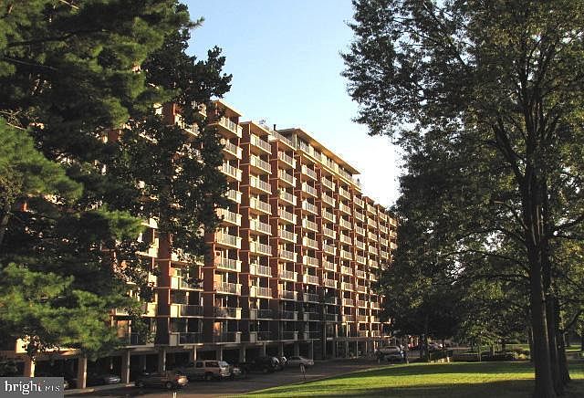 1st image of 1300 Army Navy Dr APT 807