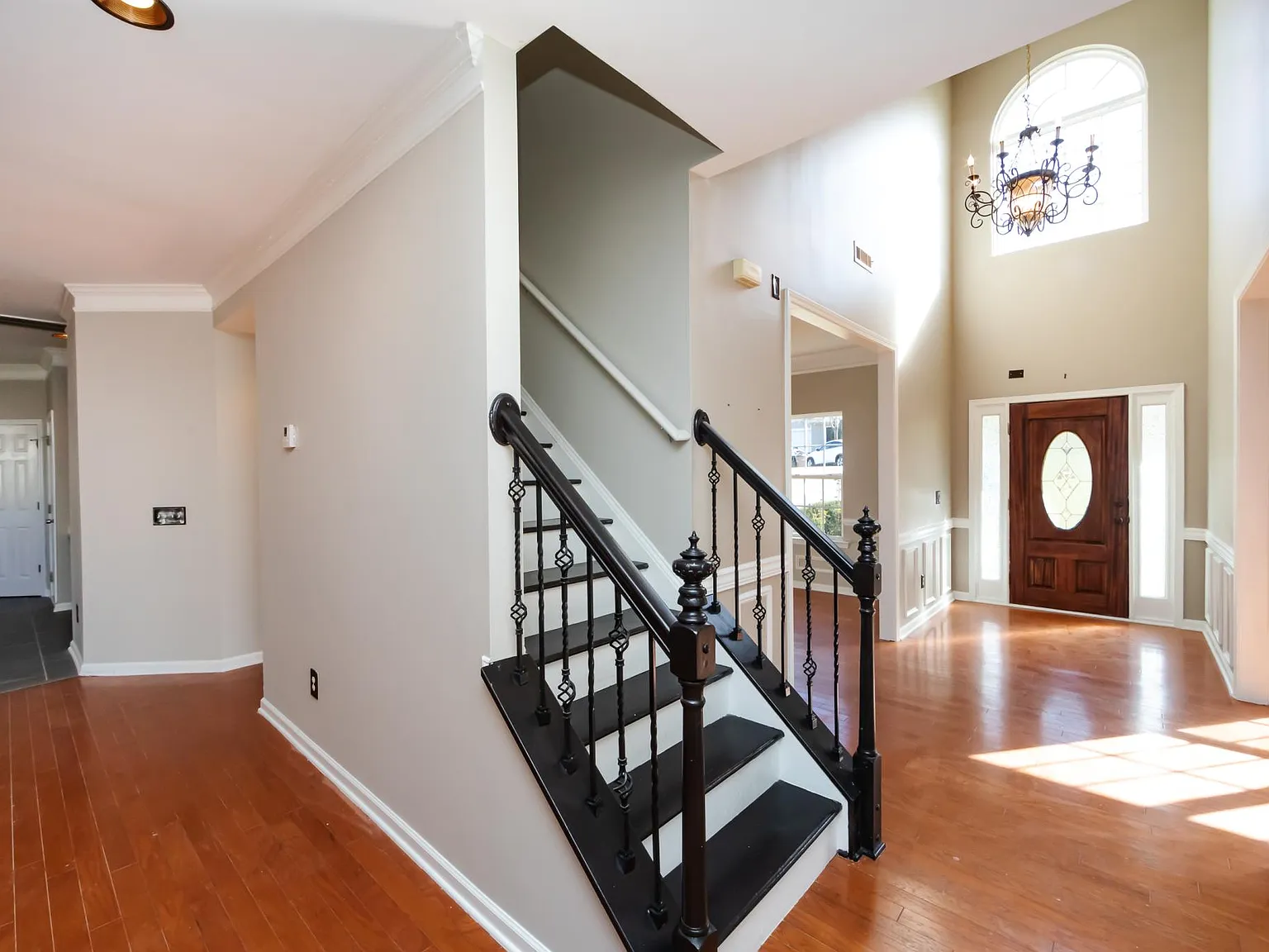 5 bed, 3026 sqft, $3,350 — Photo 2