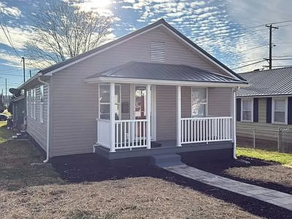 704 7th St, Nitro, WV 25143