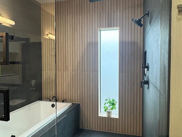 422 W 9th St #106 — Photo 37