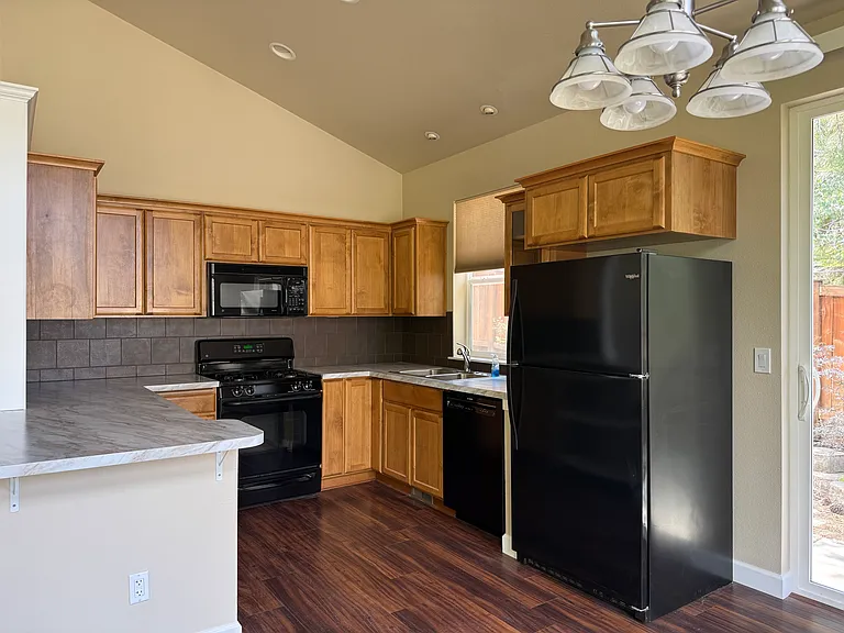 319 SW Chukar Ln — Photo 4