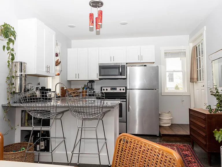 28 Dellwood St #B — Photo 4