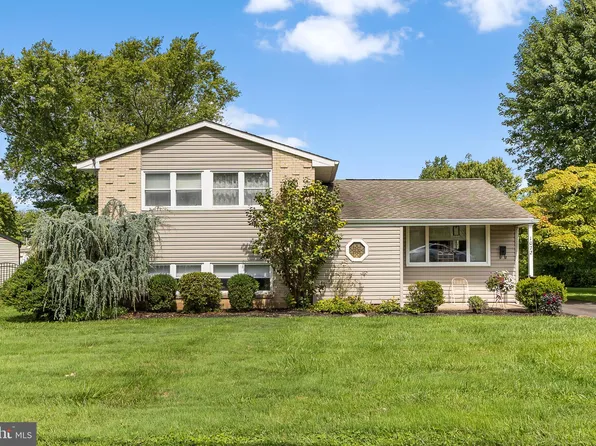 1072 Anthony Wayne Dr, Warminster, PA 18974