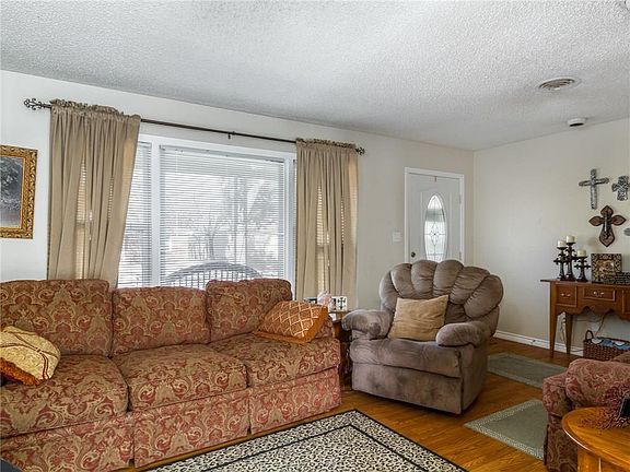 3rd image of 4613 Custer Dr