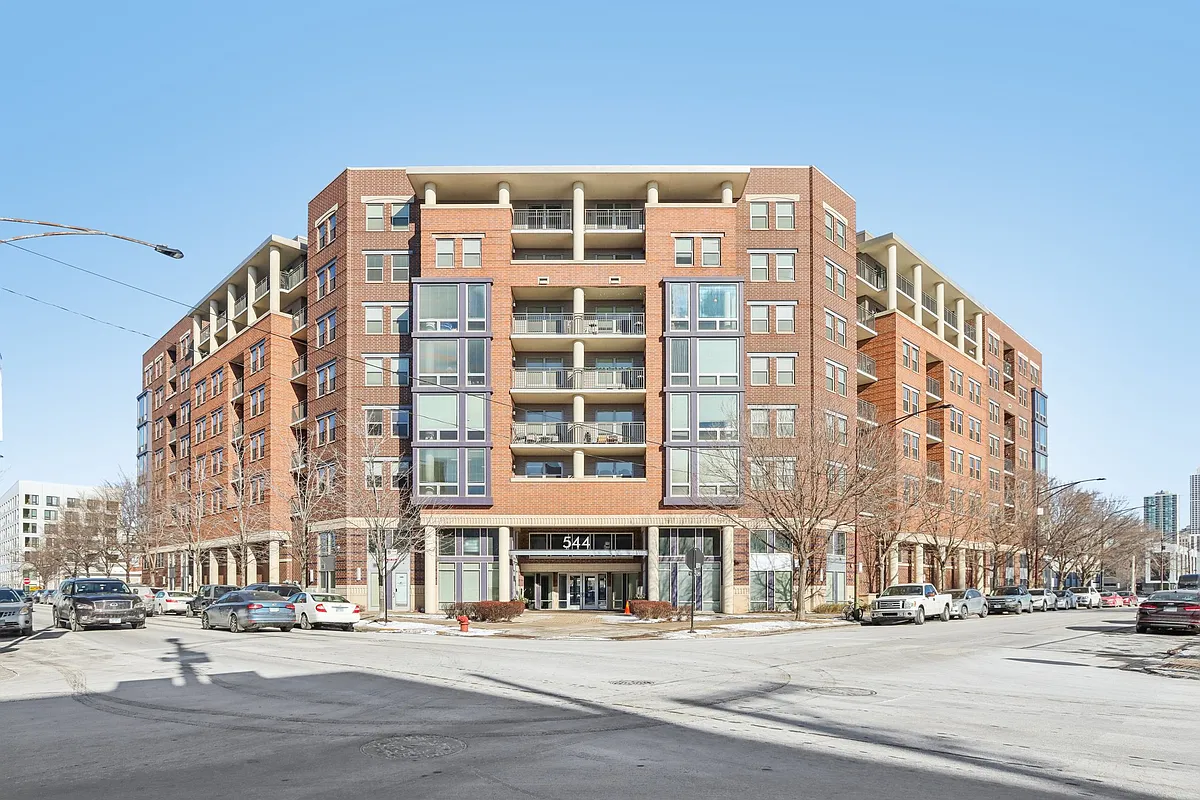 Building Photo - 5 4 4 Oak