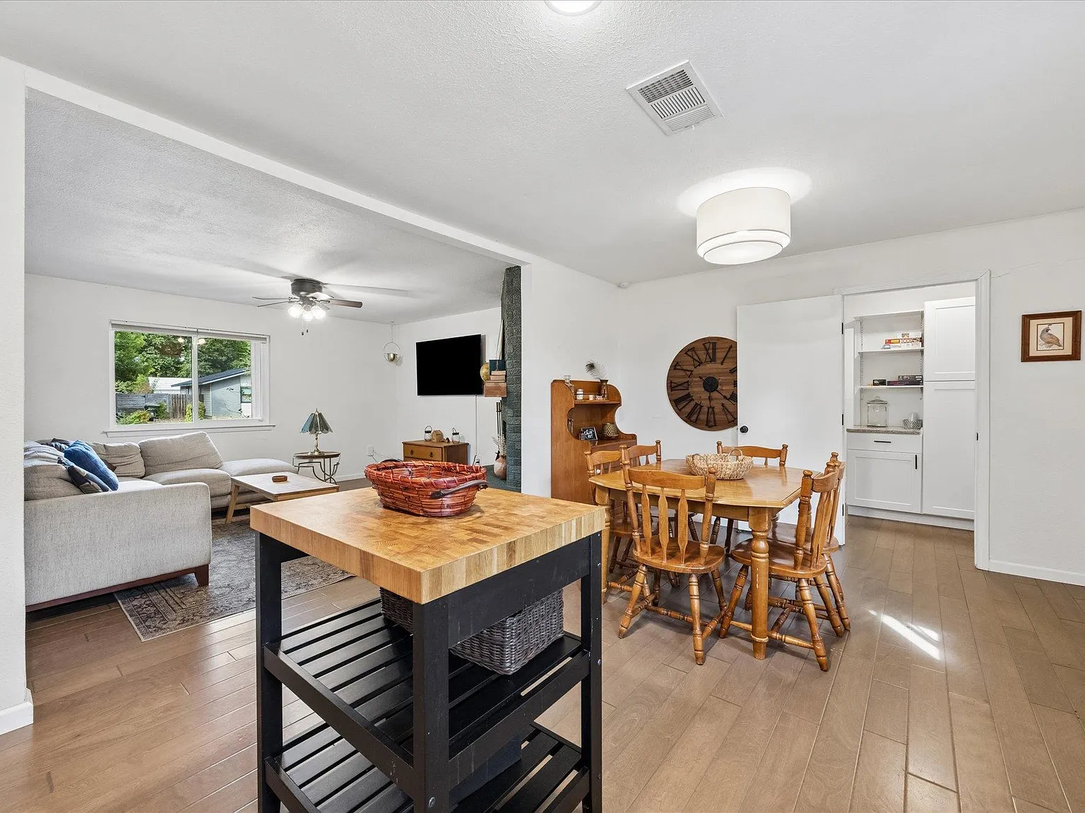 3 bed, 1.5 bath, 1274 sqft, $2,500 — Photo 4