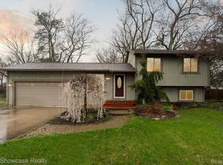 3895 Hillcrest Dr, Highland, MI