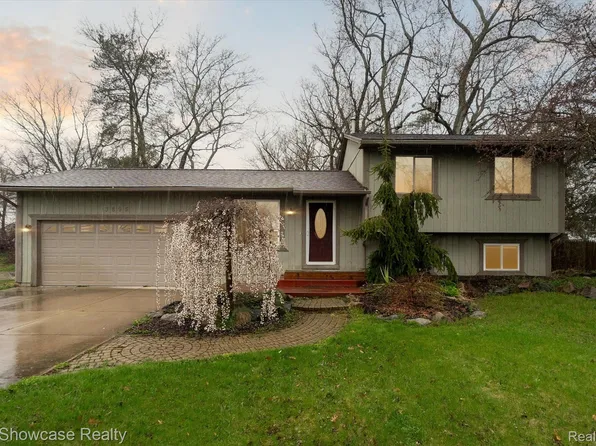 3895 Hillcrest Dr, Highland, MI 48356
