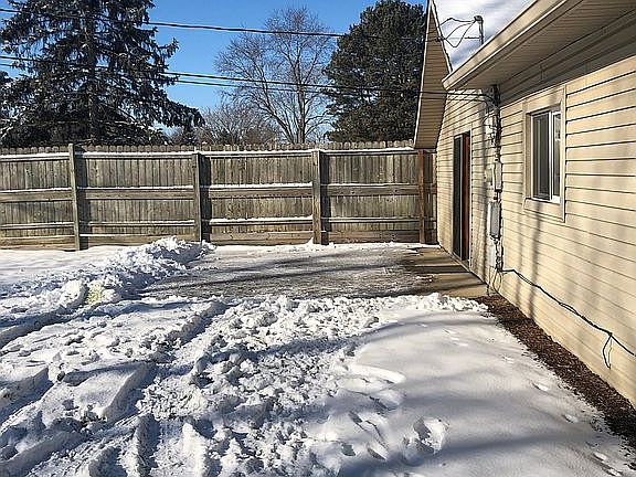 SIDE OF HOUSE TO PATIO