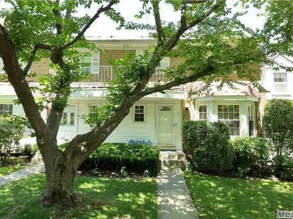 211 Summit Way, Syosset, NY 11791