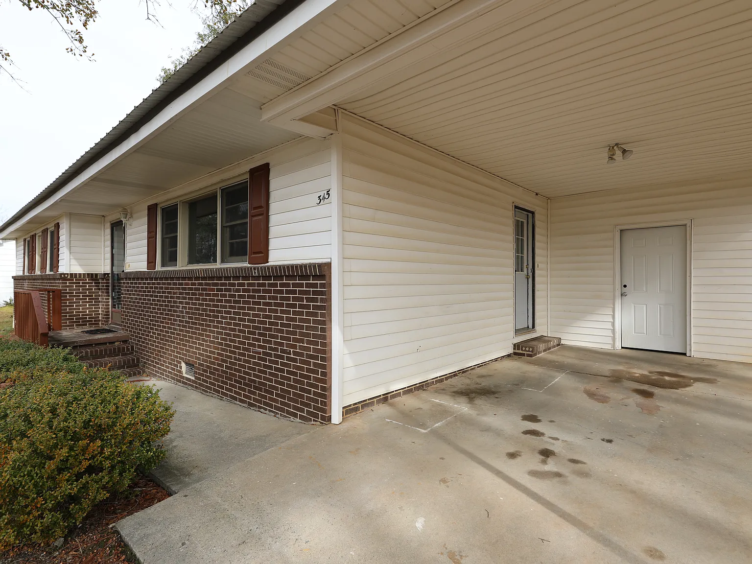 3 bed, 1.5 bath, 1300 sqft, $1,275 — Photo 2
