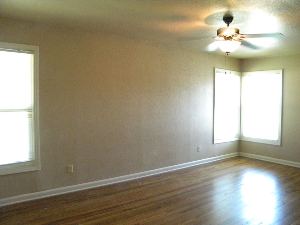 Secondary bedroom with 3 windows