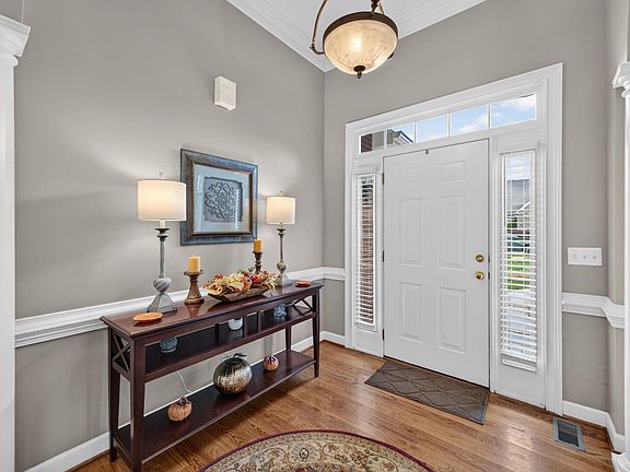 3rd image of 122 Brighton Cir