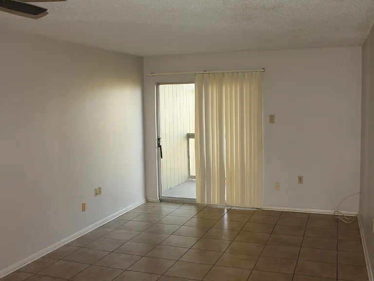 233 Riverbend Dr — Photo 3