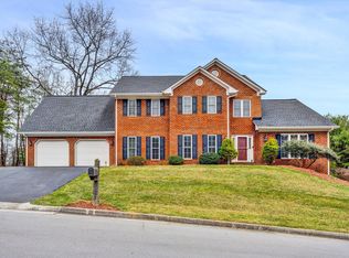 6301 Roselawn Court Dr, Roanoke, VA 24018