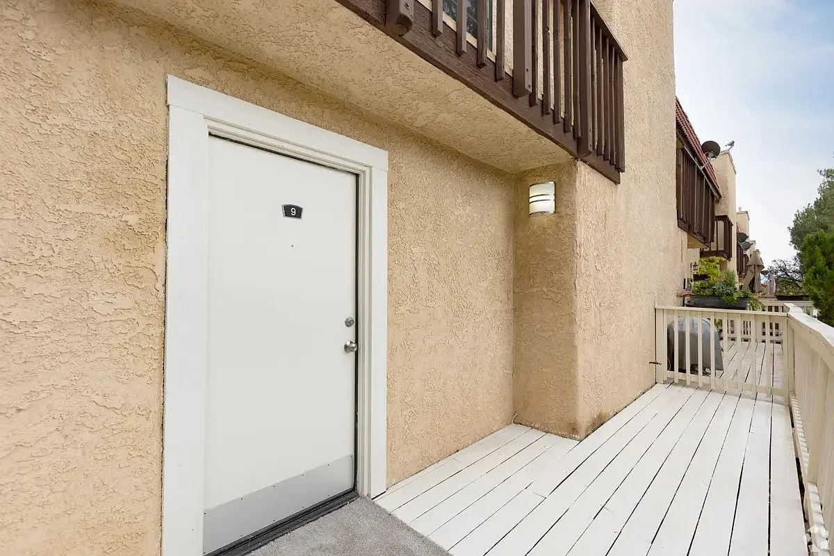 Apartment entrance - 5307-5315 Colodny Dr #8