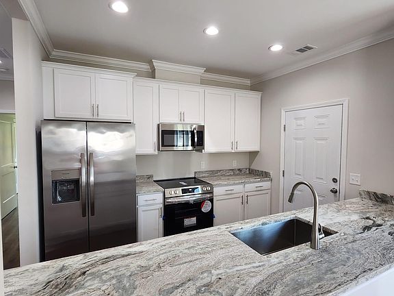4th image of 33 Travis St
